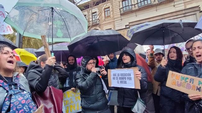 Protesta de profesionales sociales, este jueves en Granada. 