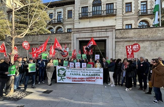 Protesta, este lunes, a las puertas de la Junta.