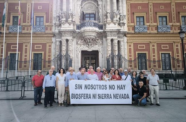 Alcaldes de la Alpujarra de Almería y Granada se han concentrado en San Telmo.