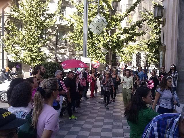 Un momento de la protesta ante la Caja Rural.