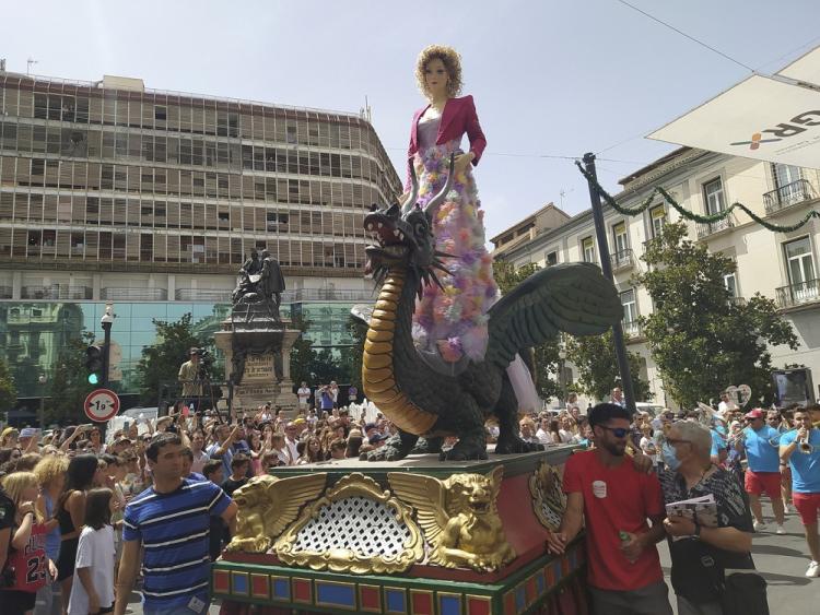 La Tarasca, a su paso por Reyes Católicos y la plaza Isabel la Católica. 