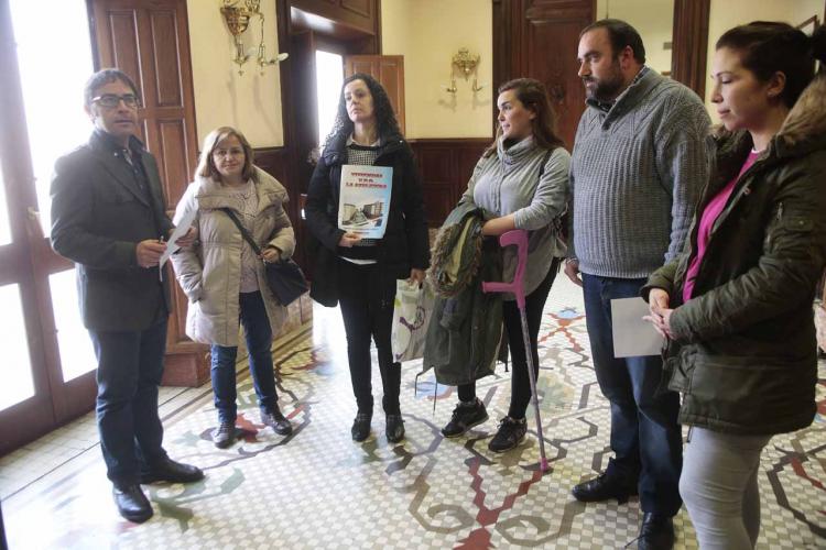 Vecinos de La Azulejera con representantes municipales.