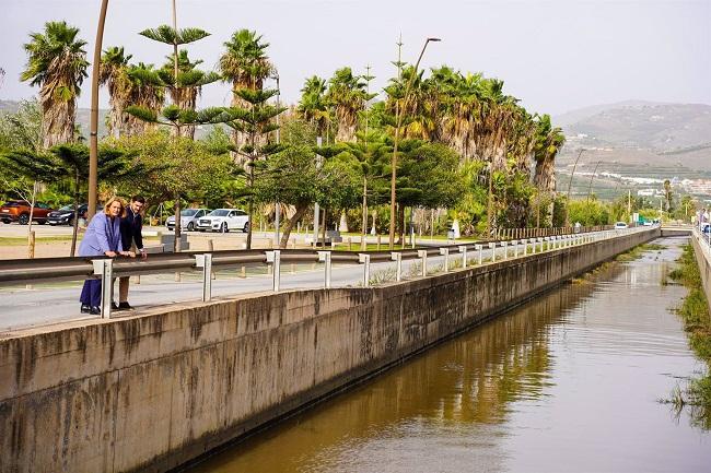 La alcaldesa de Motril y el edil de Seguridad Ciudadana han visitado la Rambla de las Brujas tras el temporal.