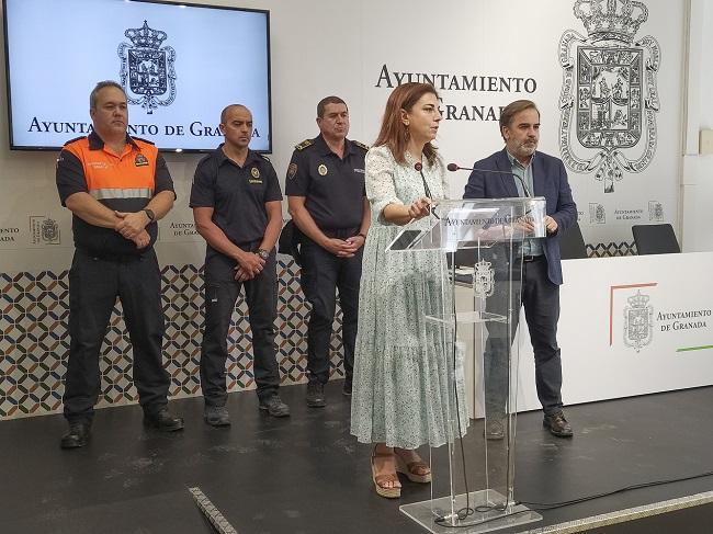 Raquel Ruz, junto a Jacobo Calvo, y mandos policiales, del Cuerpo de Bomberos y de Protección Civil.