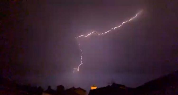 Imagen de uno de los rayos que descargó la tormenta en Guadix y el Marquesado.