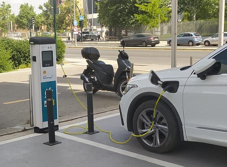 Recarga de un vehículo eléctrico junto al centro cultural CajaGranada. 