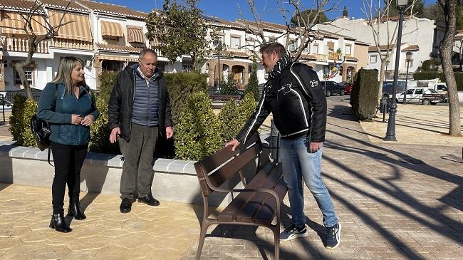 El alcalde y la concejala de Urbanismo, en su visita a la Plaza de la Prina.