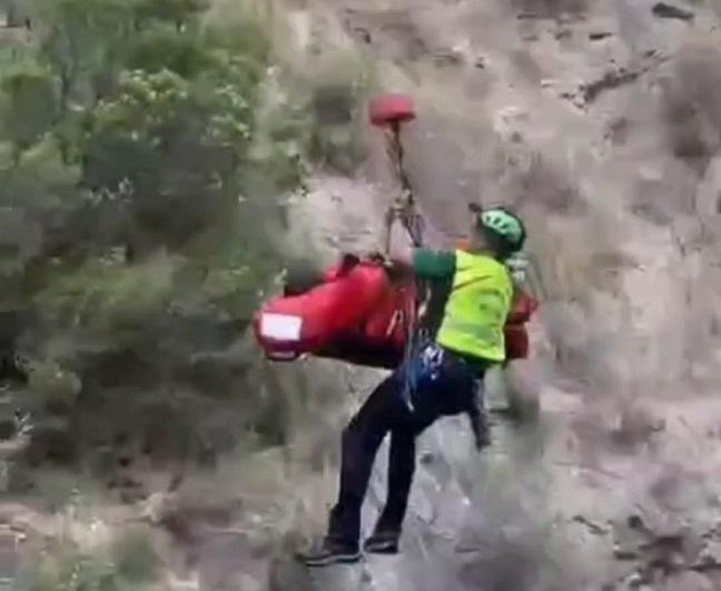 Momento en el que el accidentado era evacuado en el helicóptero de la Guardia Civil.