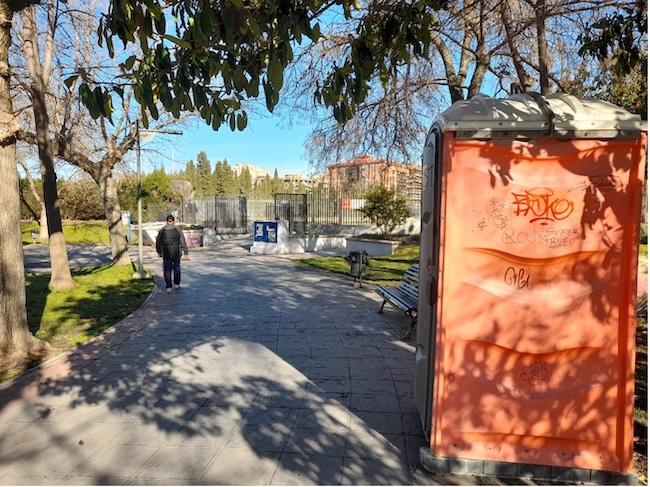 Retrete instalado en los Jardines Universitarios, al estilo de los que obligan a poner en los campos.