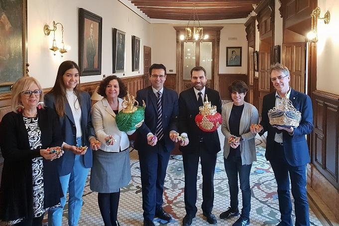 Laura Arrojo (2º por la izqda.), Pilar Aranda, Joaquín Rubio (junto al alcalde), y más a la derecha, María Pérez y Antxon Alberdi.