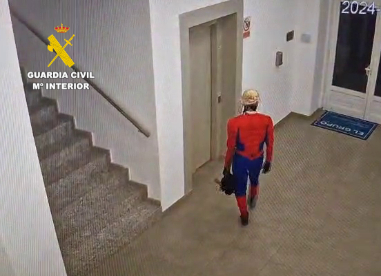 El ladrón, disfrazado de Spiderman.