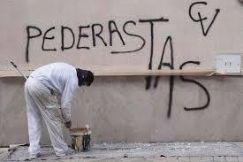 Pintadas en la fachada de la Iglesia del único acusado tras hacerse público el caso.