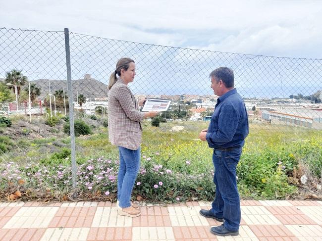 La alcaldesa, junto al solar adquirido por el Consistorio.