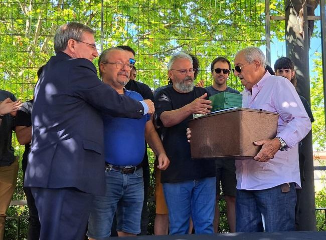 Miguel Rosales, con la caja de los restos de su abuelo. 