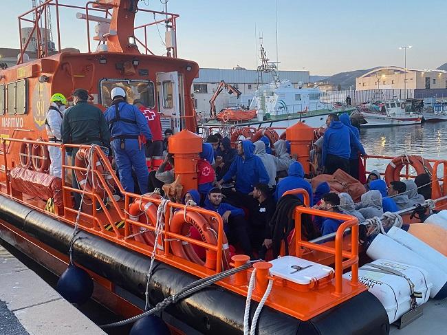 La embarcación de Salvamento Marítimo, en el Puerto de Motril. 