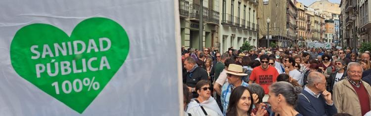 Detalle de la manifestación a su paso por Reyes Católicos.