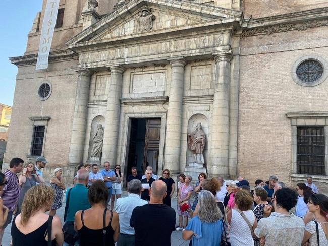 Asistentes al acto convocado ayer por el colectivo 8 de agosto a las ocho de la tarde en Santa Fe.