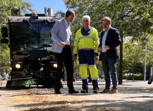 El concejal Jacobo Calvo, supervisa las tareas de limpieza.