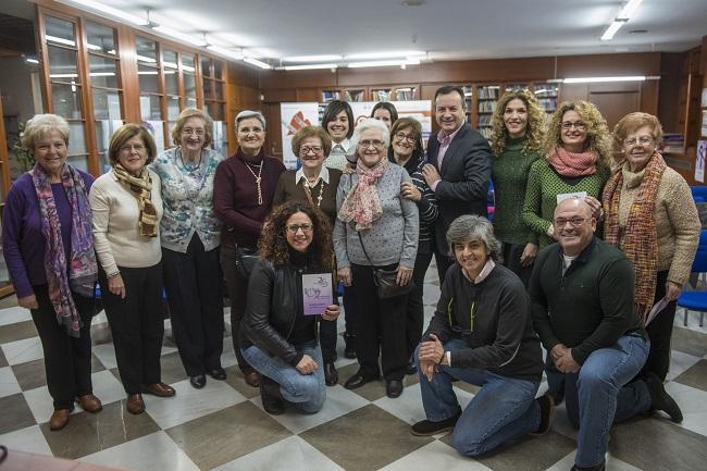 Integrantes de la asociación, junto a representantes de la Junta.