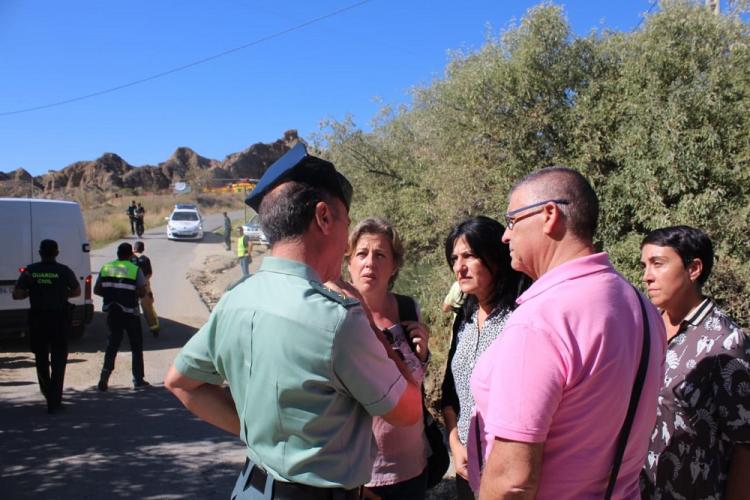 El alcalde de Guadix y la subdelegada del Gobierno conversan con un mando de la Guardia Civil. 