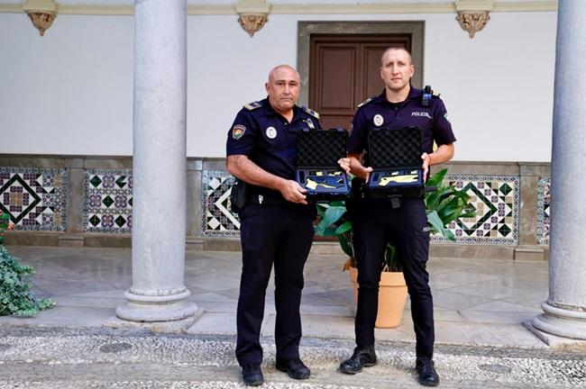 Dos agentes, con las pistola 'Taser'.