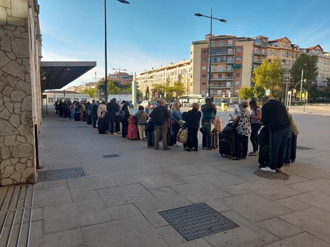 Cola para acceder a un taxi en la estación del AVE de Granada.