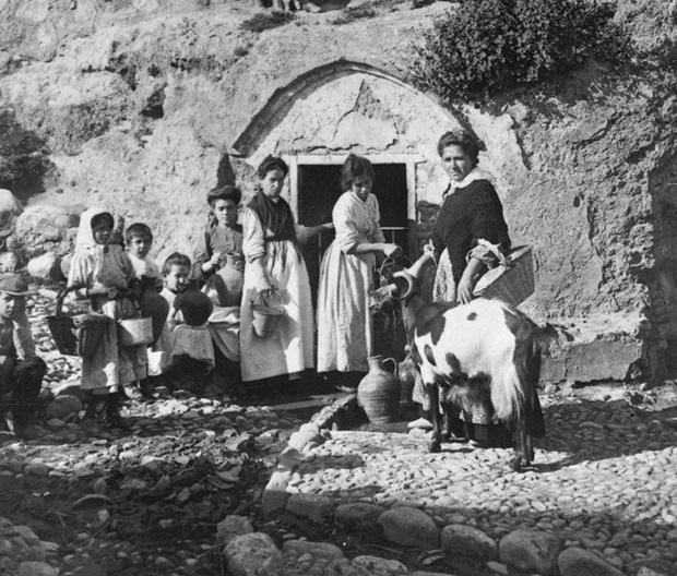 Toma de agua para consumo humano y animal en el aljibe de Santa Isabel de los Abades, principios del siglo XX.