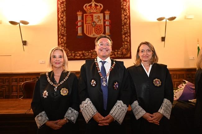 Concepción Rodríguez Cabezas (derecha), con el fiscal general del Estado y la fiscal superior de Andalucía.