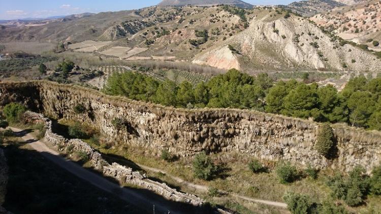 Acequia del Toril, uno de los atractivos de la etapa entre Baños de Alicún y Viillanueva de las Torres. 