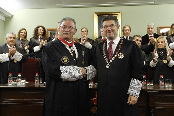 Eduardo Torres tras recibir la distinción de manos del ministro Rafael Catalá.