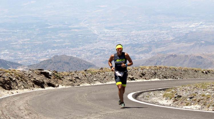 Juan Manuel Cárdenas, ganador del Triatlón de Sierra Nevada al llegar al observatorio. 