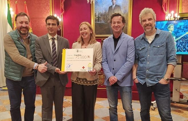 La presidenta de Cruz Roja Granada, María Eugenia Rodríguez-Bailón, recibe el cheque.