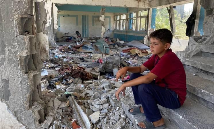 Un niño, en las ruinas de una escuela. 