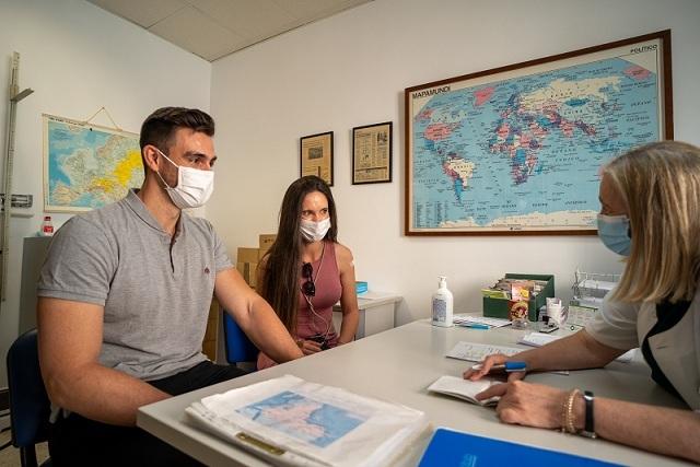 Una pareja, en consulta antes de su viaje. 