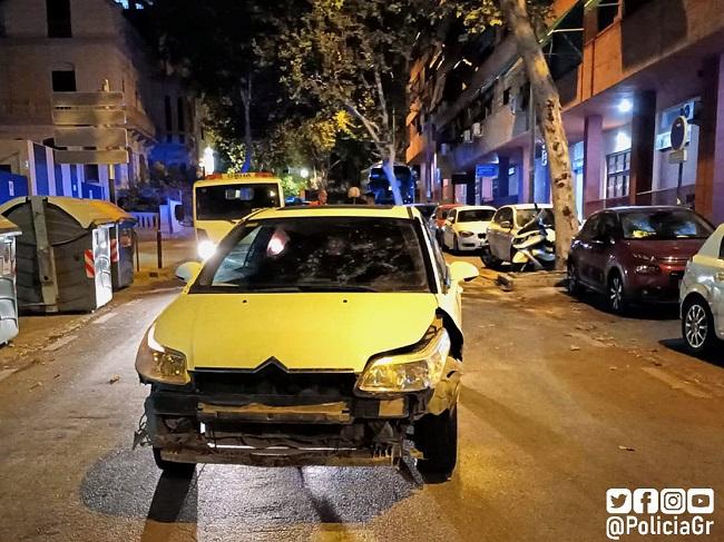 El conductor perdió el control y chocó contra un turismo y una moto estacionados.