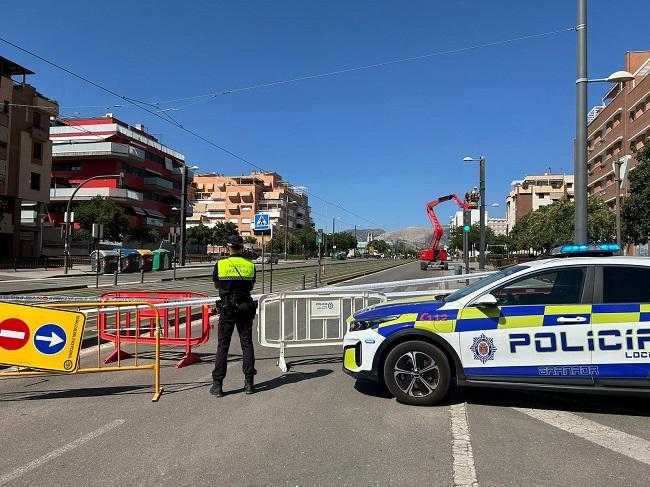 La Policía Local mantenía el tráfico cortado mientras se reparaba la avería. 