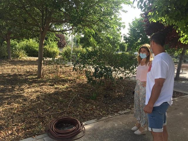 Eva Martín inspecciona las actuaciones en el barrio. 