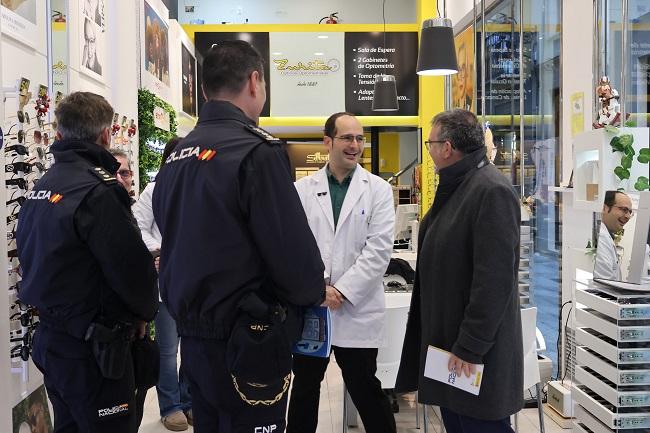 El subdelegado y el jefe provincial de la Policía Nacional han visitado comercios este miércoles.