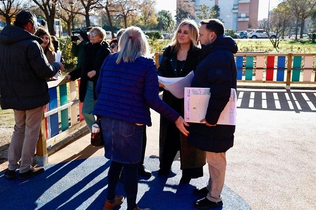 Visita de la alcaldesa al espacio de juegos infantiles de calle Jimena. 