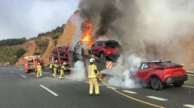 Bomberos de la Diputación durante la extinción del incendio. 