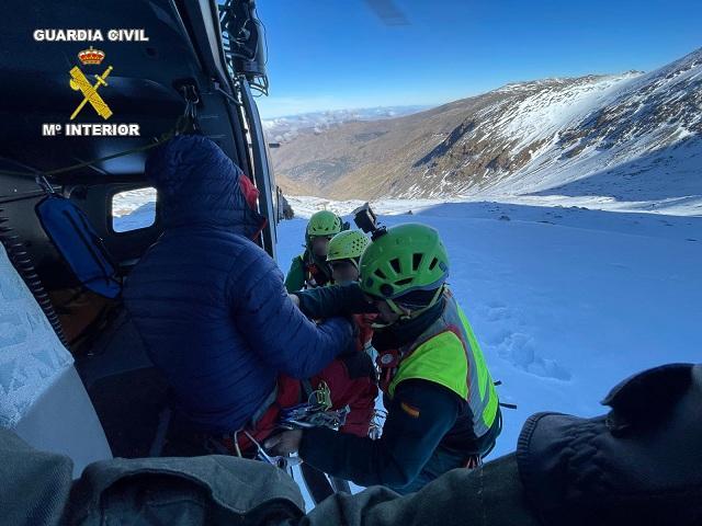 Uno de los rescates llevados a cabo por el helicóptero de la Guardia Civil este año en Sierra Nevada 