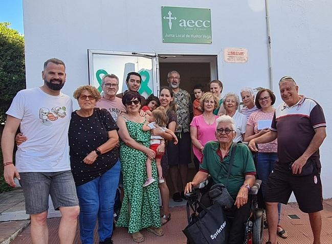 Los beneficios de la barra de comida y bebida del evento han sido donados a la Asociación Española Contra el Cáncer de Huétor Vega.