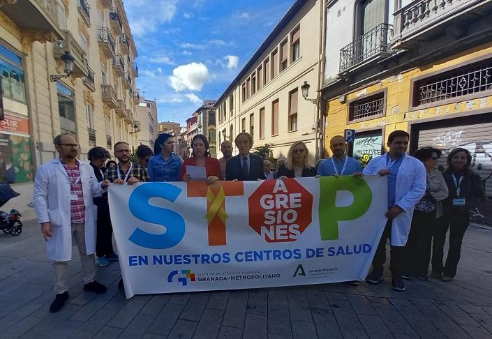 Pancarta para pedir que cesen las agresiones al personal sanitario. 