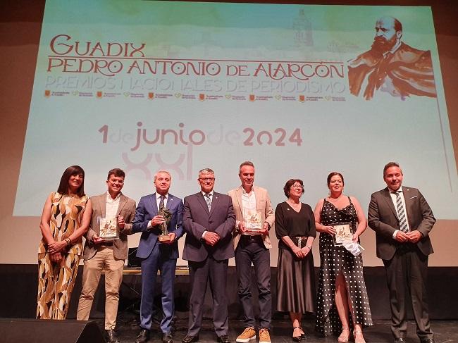 Los premiados con el alcalde y la diputada de Cultura.