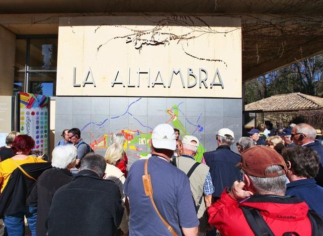 Turistas en los accesos a la Alhambra.