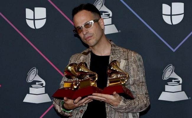 Alizzz, con algunos de sus Grammys latinos.