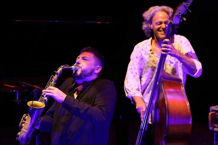 El saxofonista Ernesto Aurignac durante su concierto de anoche en Granada. 