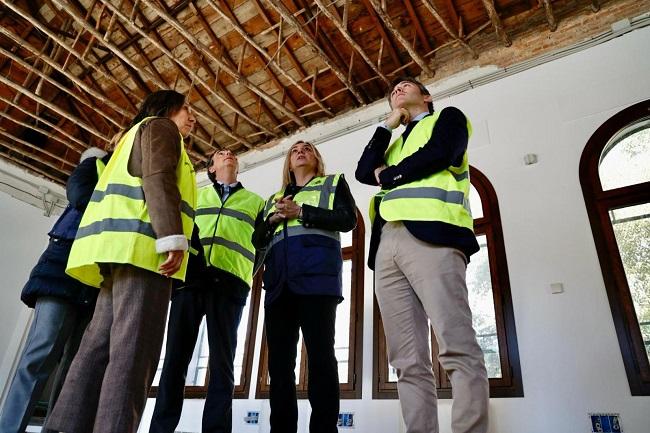 La alcaldesa y otros ediles del gobierno municipal en la visita a la Biblioteca del Salón.