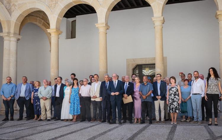 Foto de familia tras la presentación de la cátedra en el Hospital Real. 