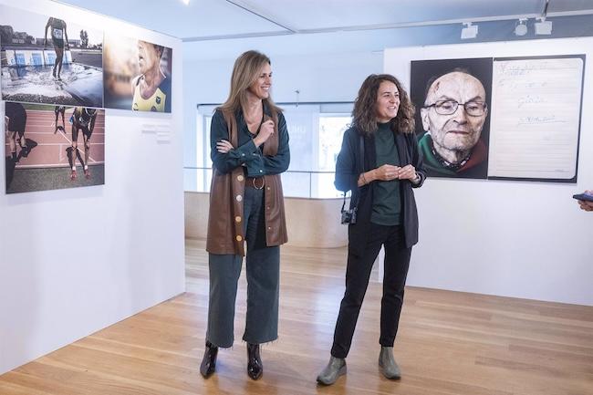 La responsable de la Fundación Caja Rural Granada, Poli Servián, y la fotógrafa Susana Girón, de izquierda a derecha en la imagen en la Sala Zaida.